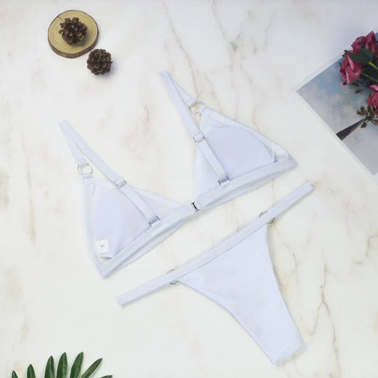 Zweiteiliger Bikini-Badeanzug mit goldfarbigen Metallringen und dreieckigen Körbchen