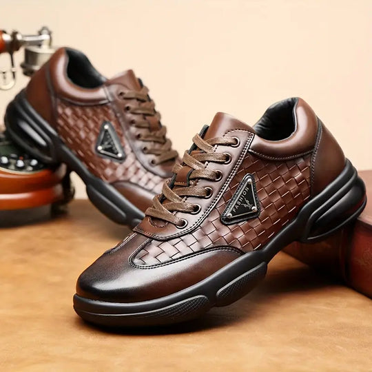MODE – Elegante Herrenlederschuhe mit runder Schuhspitze.