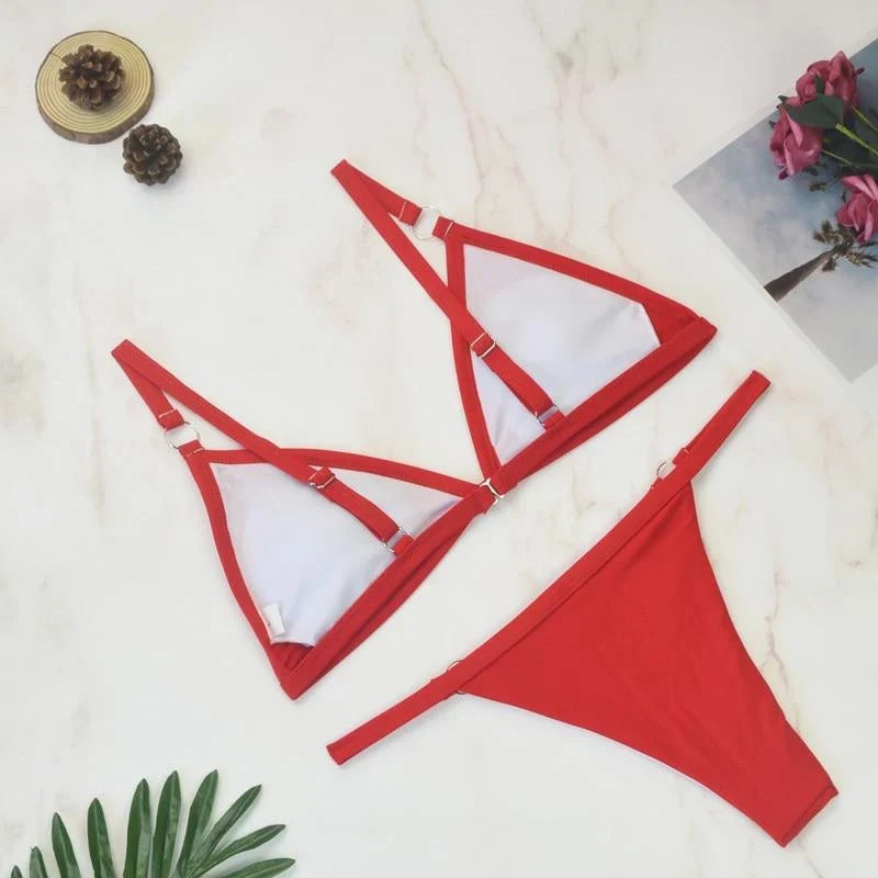 Zweiteiliger Bikini-Badeanzug mit goldfarbigen Metallringen und dreieckigen Körbchen
