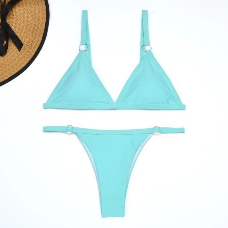 Zweiteiliger Bikini-Badeanzug mit goldfarbigen Metallringen und dreieckigen Körbchen
