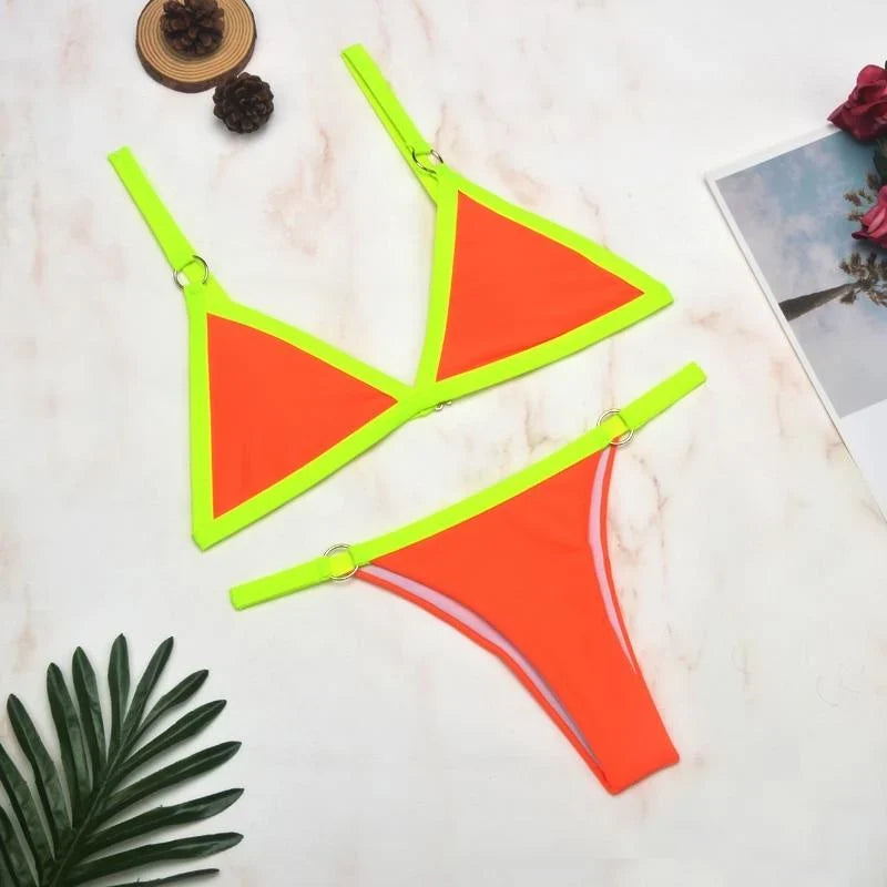 Zweiteiliger Bikini-Badeanzug mit goldfarbigen Metallringen und dreieckigen Körbchen