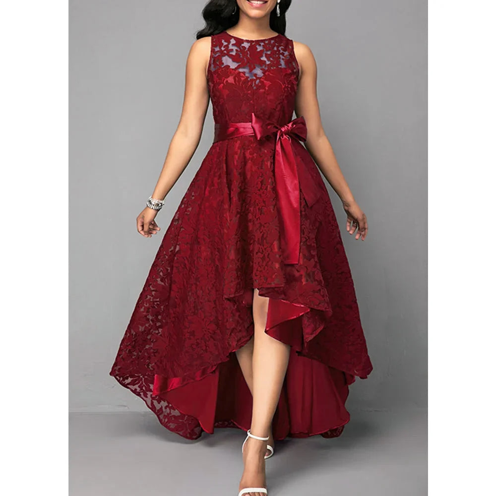 Exquisites asymmetrisches Spitzenkleid