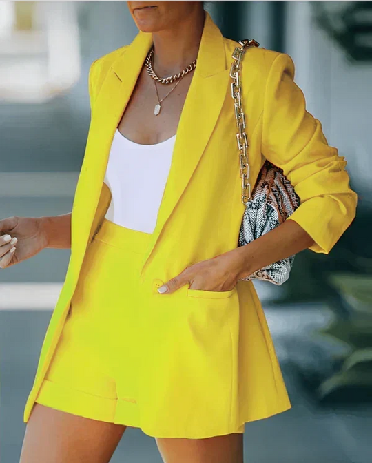 Set aus Blazer und Shorts