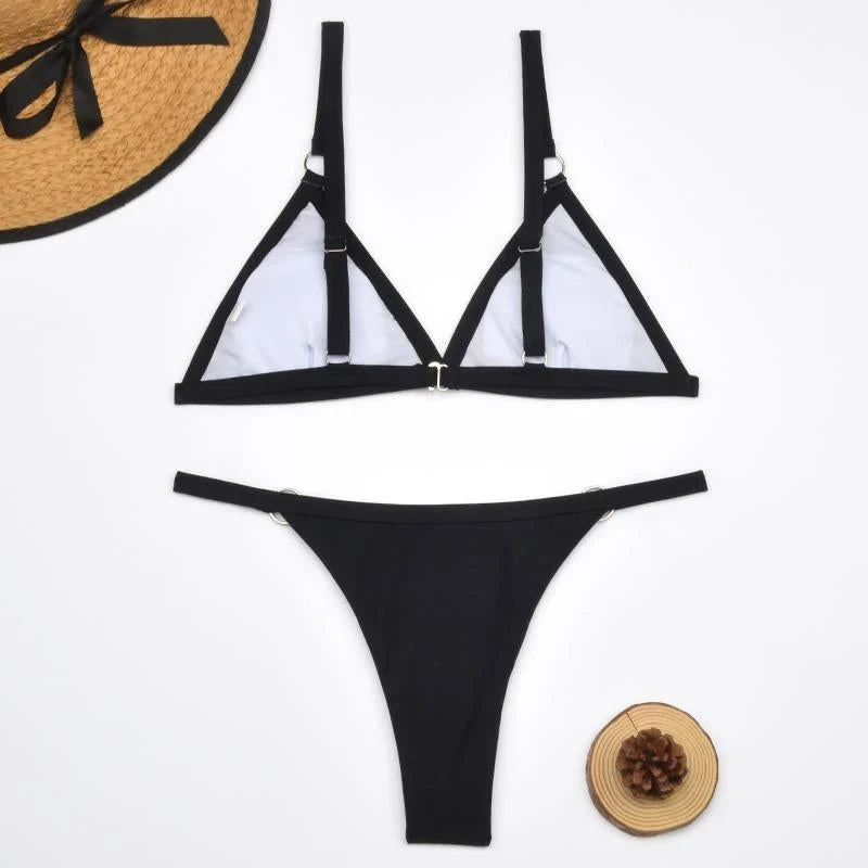 Zweiteiliger Bikini-Badeanzug mit goldfarbigen Metallringen und dreieckigen Körbchen