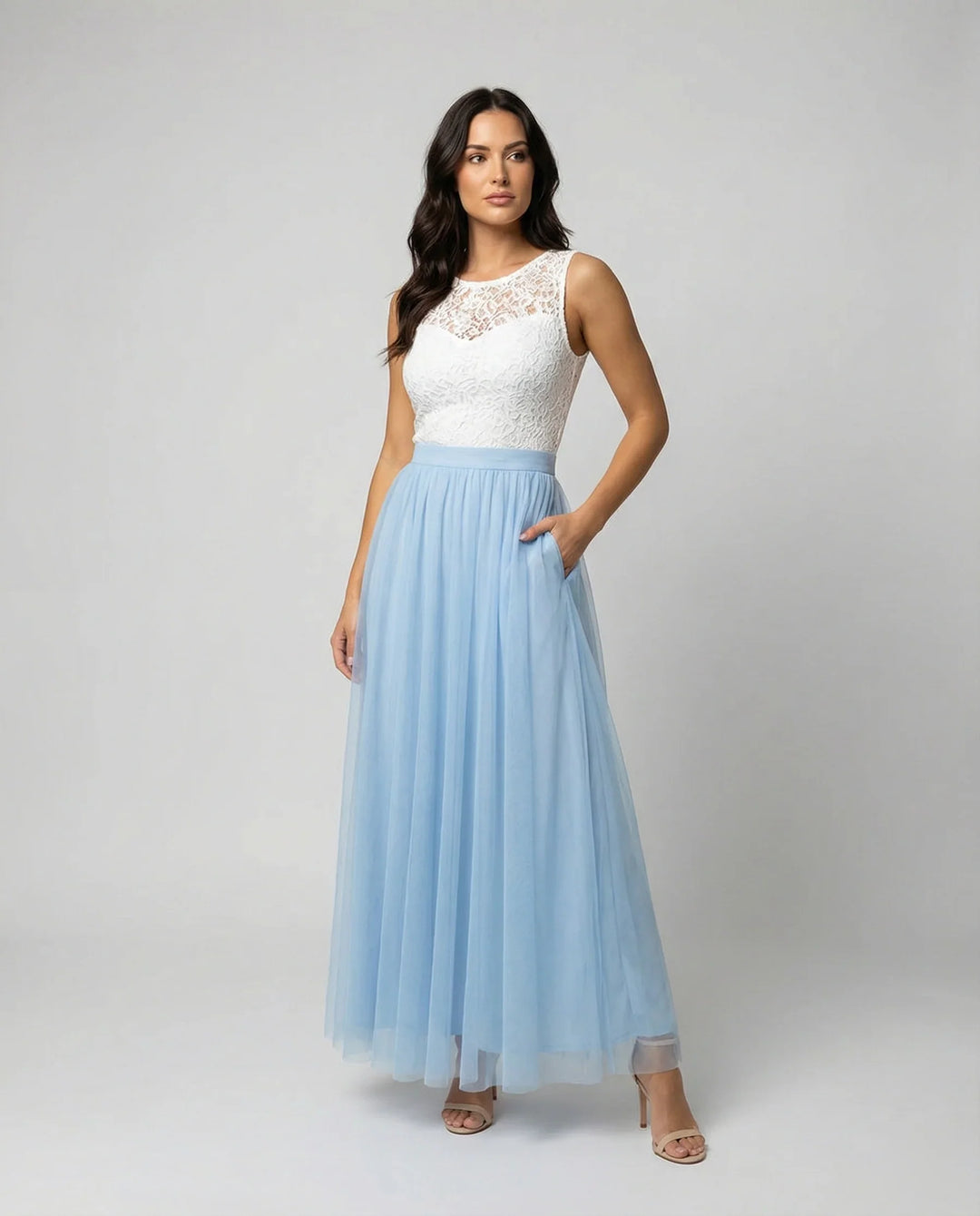 langes Kleid mit elegant fließender Chiffonspitze in Hellblau und Weiß