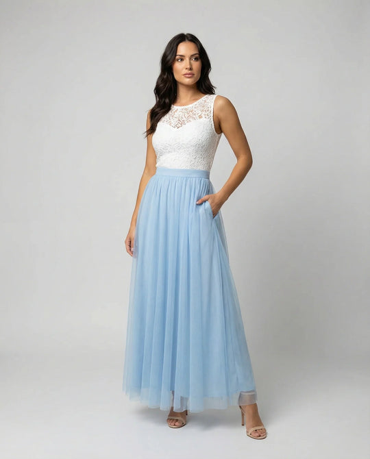 langes Kleid mit elegant fließender Chiffonspitze in Hellblau und Weiß