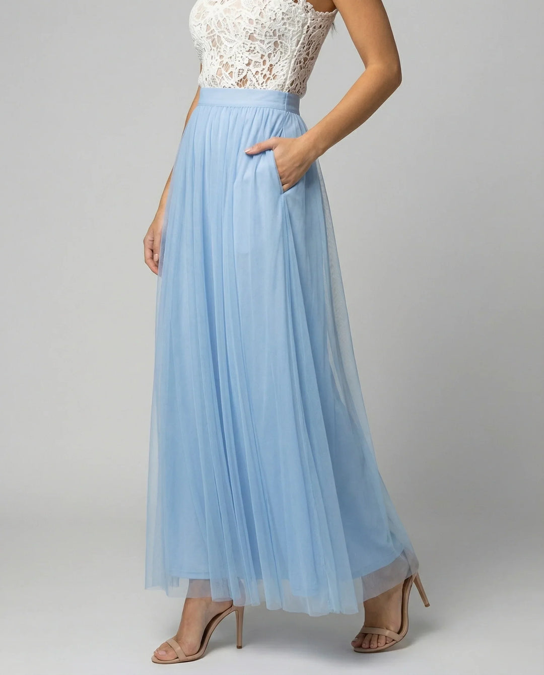 langes Kleid mit elegant fließender Chiffonspitze in Hellblau und Weiß
