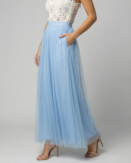 langes Kleid mit elegant fließender Chiffonspitze in Hellblau und Weiß