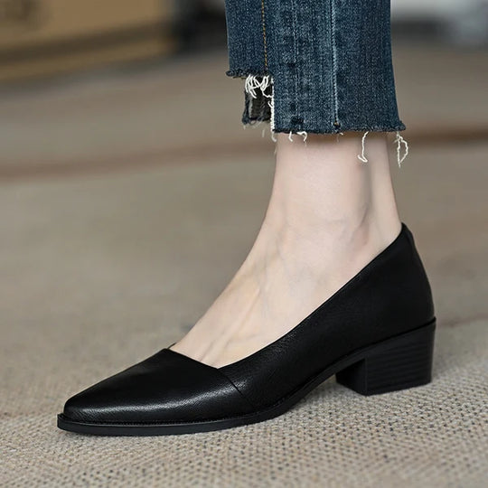 Schuhe aus weichem Leder mit markanter, spitzer Kappe im französischen Stil
