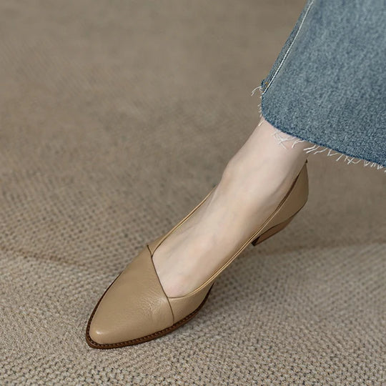 Schuhe aus weichem Leder mit markanter, spitzer Kappe im französischen Stil
