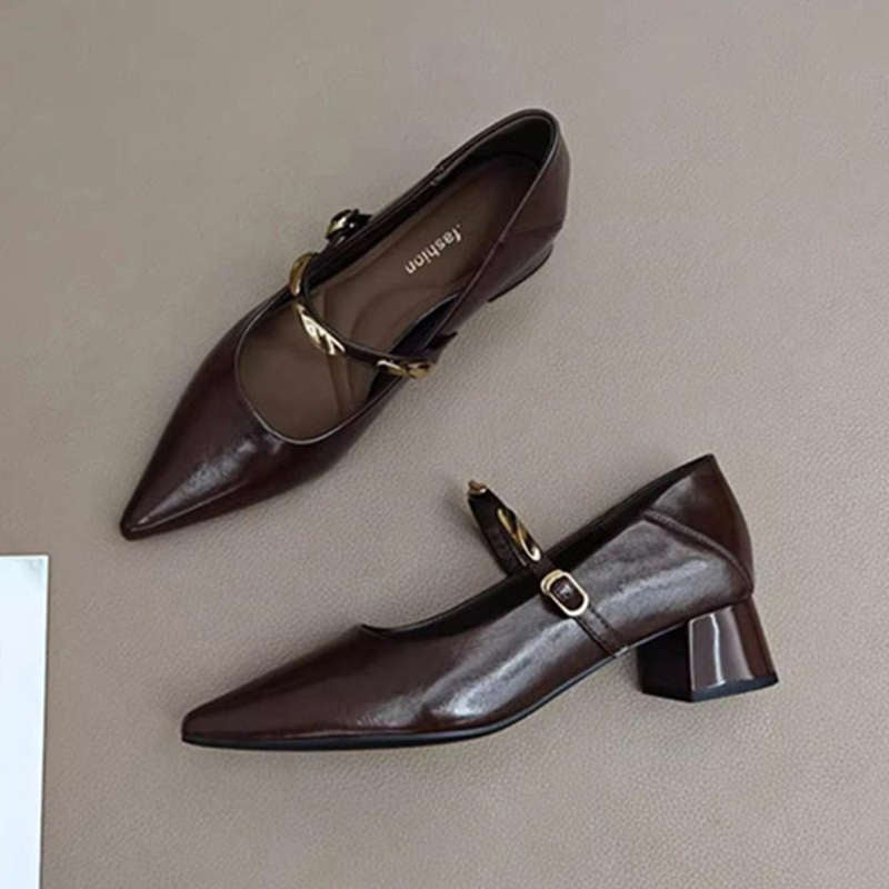 Retro-Schuhe mit Blockabsatz und eleganten Metalldetails