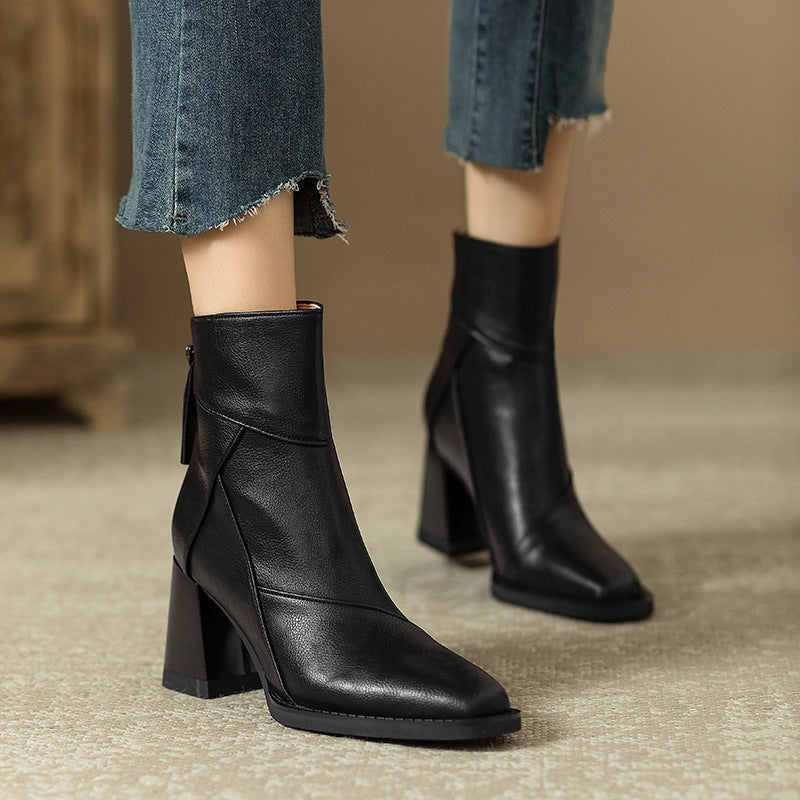 Modische Stiefel mit hohen Absätzen im britischen Stil