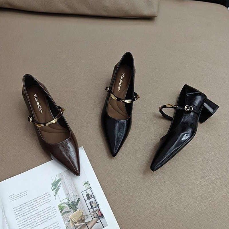 Retro-Schuhe mit Blockabsatz und eleganten Metalldetails