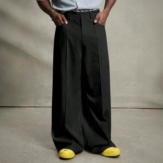 Herren nan weite Bundfaltenhose mit hoher Bundhöhe, präzisen Bügelfalten und seitlichen Eingrifftaschen