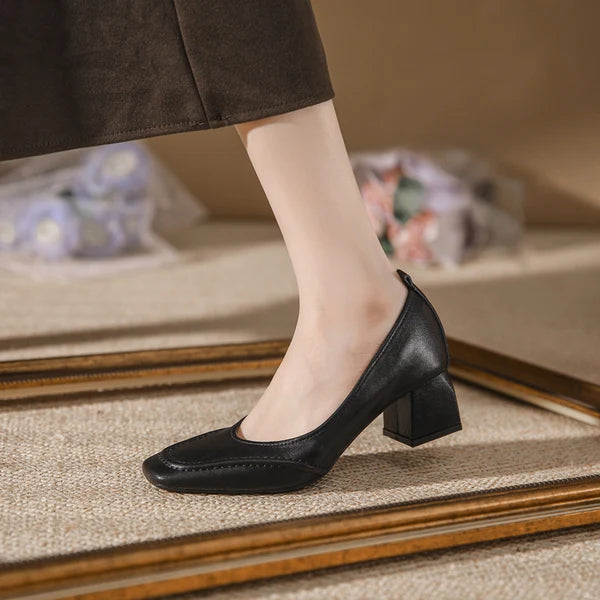 Schuhe aus echtem Leder mit Blockabsatz und eckiger Schuhspitze
