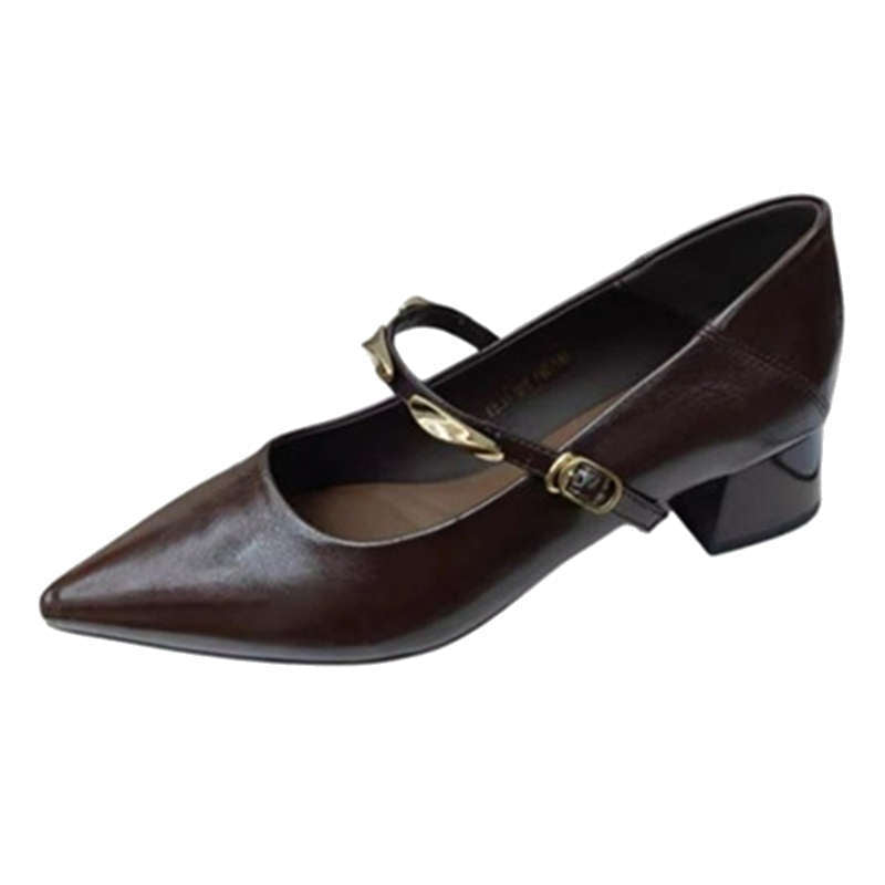 Retro-Schuhe mit Blockabsatz und eleganten Metalldetails
