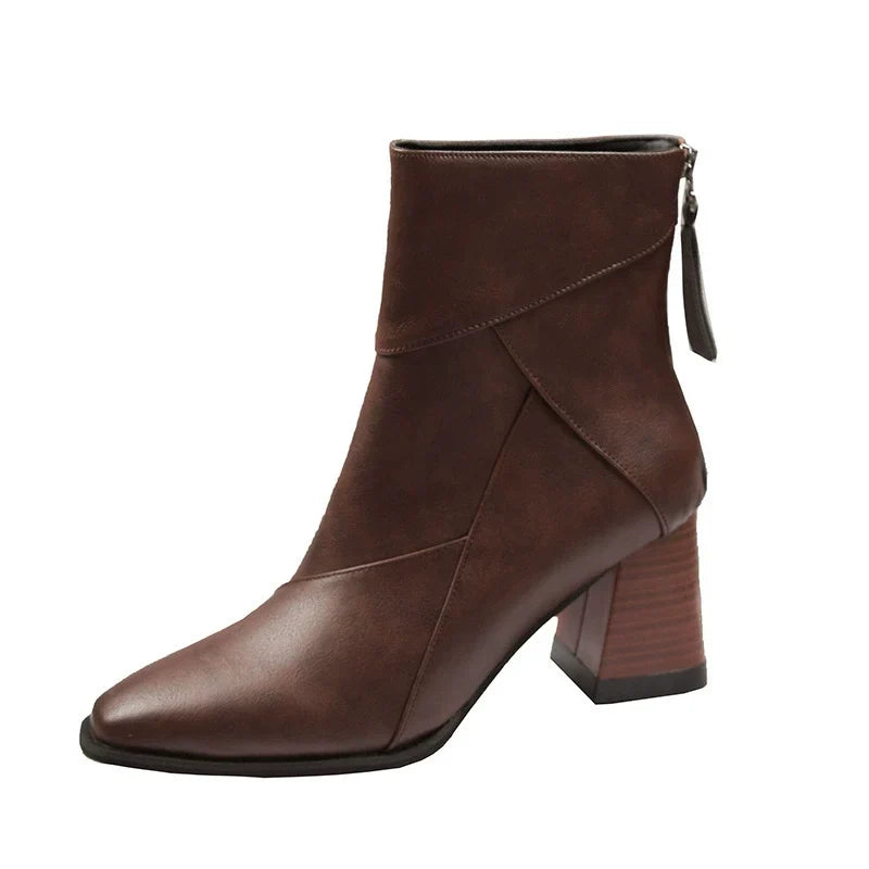 Modische Stiefel mit hohen Absätzen im britischen Stil