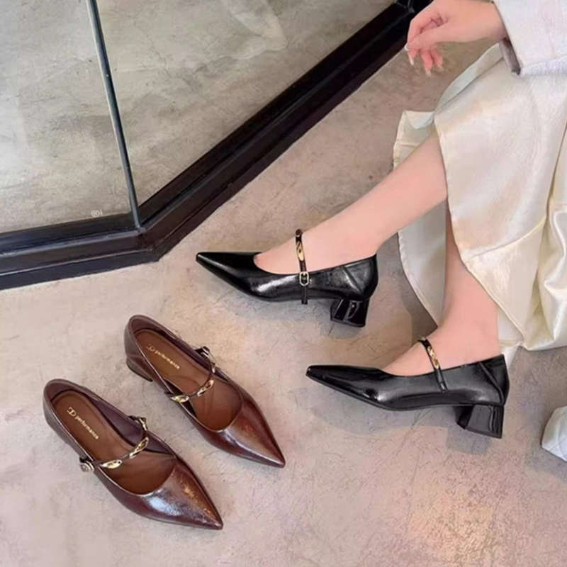 Retro-Schuhe mit Blockabsatz und eleganten Metalldetails