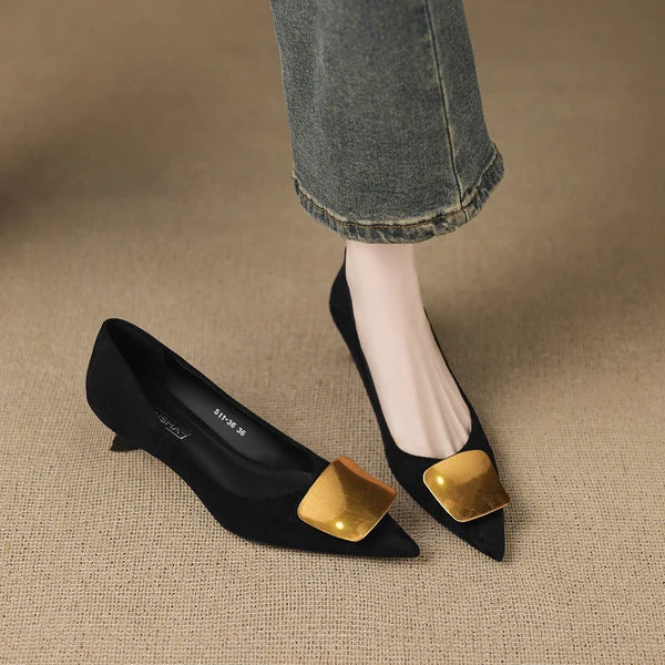 Elegante Schuhe mit niedrigem Absatz und spitzer Kappe