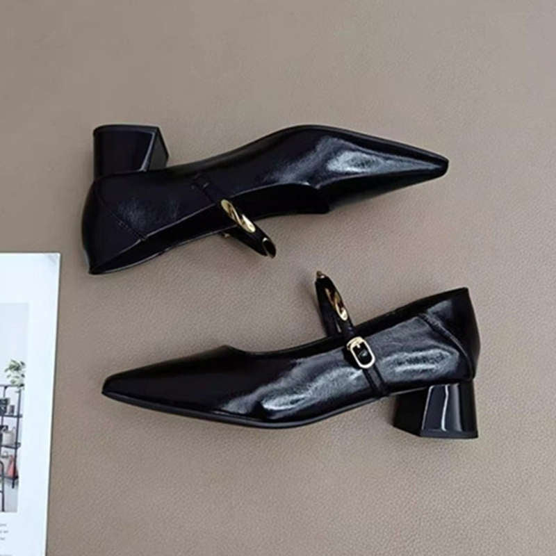 Retro-Schuhe mit Blockabsatz und eleganten Metalldetails