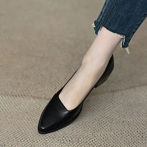 Schuhe aus weichem Leder mit markanter, spitzer Kappe im französischen Stil