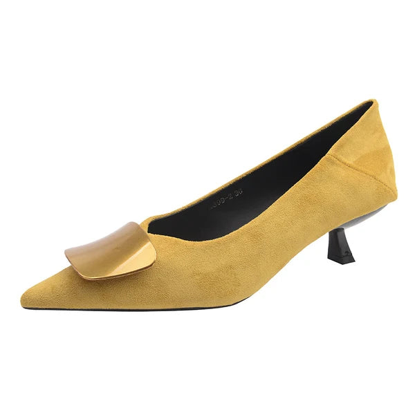 Elegante Schuhe mit niedrigem Absatz und spitzer Kappe
