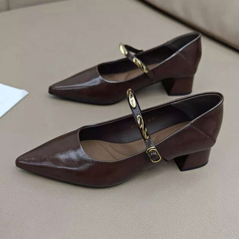 Retro-Schuhe mit Blockabsatz und eleganten Metalldetails