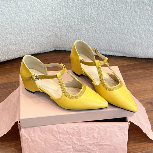 Legere Lederschuhe mit innenliegender Höhensteigerung und raffiniertem Design.