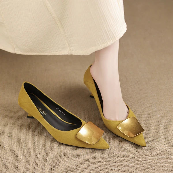 Elegante Schuhe mit niedrigem Absatz und spitzer Kappe
