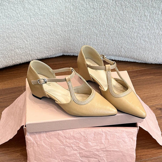 Legere Lederschuhe mit innenliegender Höhensteigerung und raffiniertem Design.