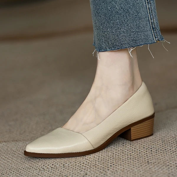 Schuhe aus weichem Leder mit markanter, spitzer Kappe im französischen Stil