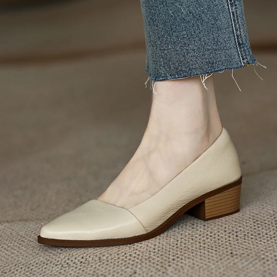 Schuhe aus weichem Leder mit markanter, spitzer Kappe im französischen Stil
