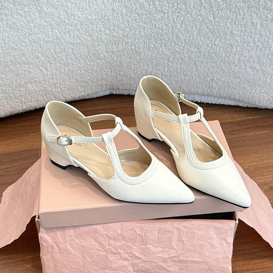 Legere Lederschuhe mit innenliegender Höhensteigerung und raffiniertem Design.