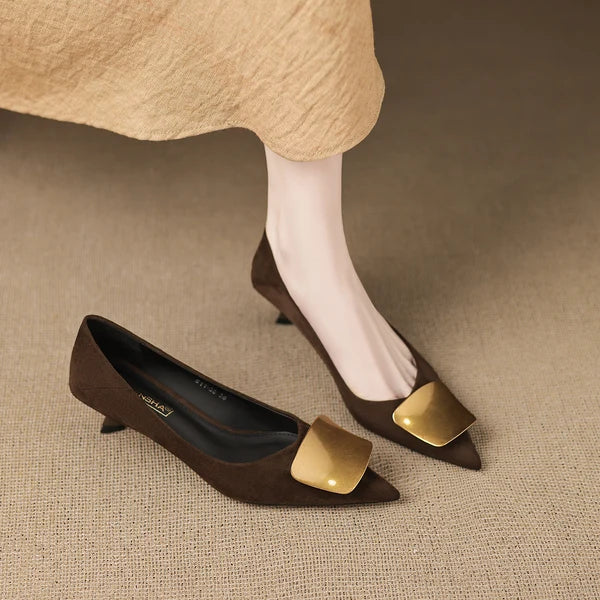 Elegante Schuhe mit niedrigem Absatz und spitzer Kappe